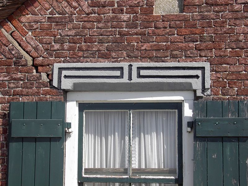 Bestand:Stukwerk hanenkam.JPG